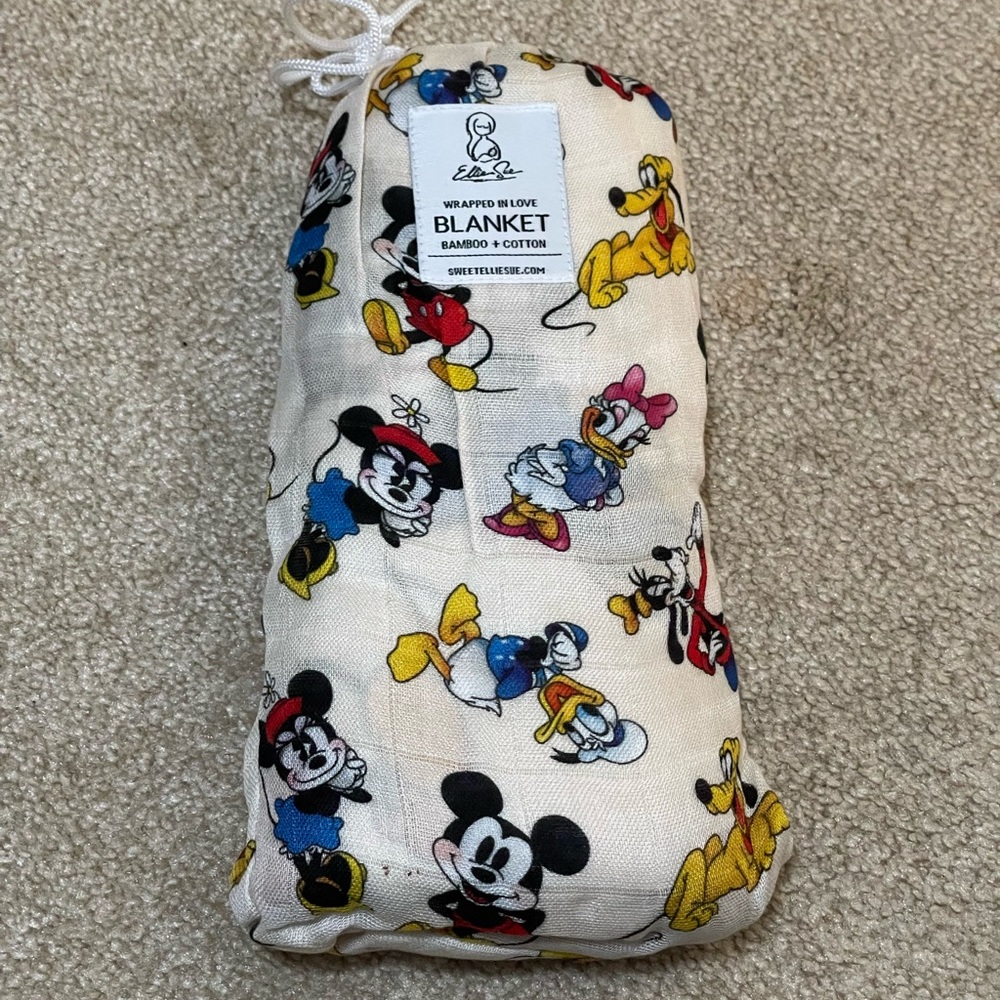 ✨Disney Print Muslin Blanket✨